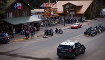 Na motorkářském srazu po sobě střílely gangy kvůli fotce, 3 mrtví, 5 zraněných