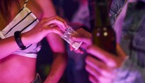 Přimíchání omamné látky do nápoje nebo jídla by mohlo být trestné
