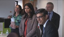 Britskou ministryni odvolali kvůli kritice policie. Do vlády se vrací expremiér Cameron