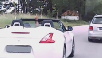 VIDEO: Šílená jízda řidiče sporťáku. Při předjíždění ještě agresivně gestikuloval