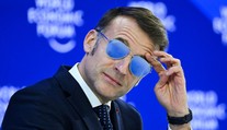 Macron se skryl za sluneční brýle. Lidé spekulují, že ho zbila manželka
