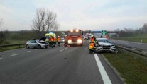 Dálnice D52 se zastavila, hasiči po nehodě museli vyprošťovat