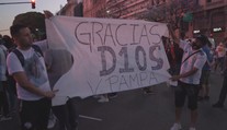 Slzy, potlesk i pokřiky! Argentina se loučí s legendou Maradonou