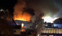 Oheň zničil halu blízko benzínky. Hasiči vyhlásili nejvyšší poplach