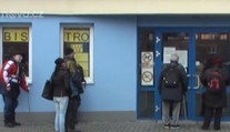 Úřad práce vyhazuje lidi na ulici! Mrznou venku, do čekáren nesmí