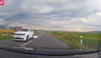 To je hrůza! Auto za sebou táhlo psa, vše zachytila palubní kamera