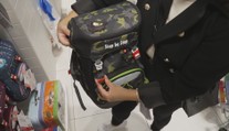 Školní taška váží i 15 kilo. Podle odborníka musí dobře sedět na zádech