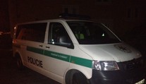 Na zahradě ležela mrtvola muže, podezřelý je v cele