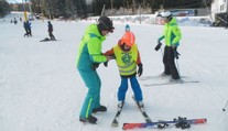 Děti s handicapem lyžovaly v Krušných horách. Kurz podpořil jejich sebevědomí