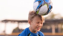 Malým fotbalistům chtějí zakázat hlavičkování. Prý to škodí zdraví!