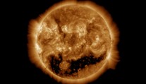 Zemi může zasáhnout geomagnetická bouře. Na Slunci se objevila obří díra