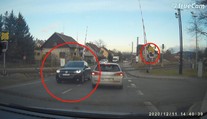 VIDEO: Signalizace řidiče nezastavila, předjel tři auta a profrčel přes přejezd