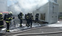 Na Jičínsku hoří kontejner s bateriemi. Zavřete okna a dveře, vyzvali hasiči