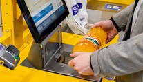 Bizarní scéna v obchodě: Žena odmítla samoobslužnou pokladnu, zakročil jiný zákazník