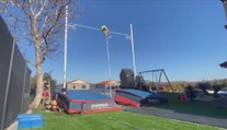 Tyčkař Lavillenie pořádá na zahradě atletické závody, vždycky vyhraje