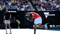 Kyrgios zase řádil! Hádal se s rozhodčím, rozbil raketu a ukazoval prostředníček