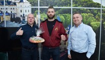 GALERIE: Procházkova návštěva na TV Nova. Zápasník dostal i speciální dar