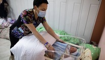 Přes 20 miminek v Kyjevě čeká na své rodiče. Ti si pro ně ze zahraničí nemohou přijet