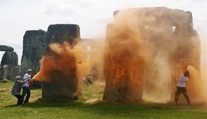 Británie je v šoku. Aktivisté posprejovali slavný monument Stonehenge