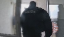 Chtěl skočit z 13. patra, policie ho zachránila jen díky pohotovému svědkovi