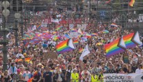 Praha se zbarvila do duhových barev. Na pochod Prague Pride zavítaly tisíce lidí