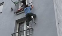 Recidivista se policii snažil za každou cenu uniknout. Schoval se pod balkónem