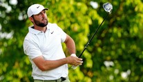 Drama na golfovém turnaji. Světová jednička skončila v poutech