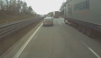 VIDEO: Manévry v odstavném pruhu. Řidič předjížděl na D1 jako zběsilý!