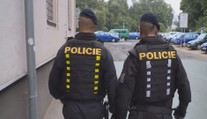 Muž vykradl kasičku se sbírkou pod vánočním stromem. Policie ho dopadla