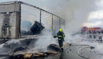 Nehody uzavřely dálnice. Na D1 stála doprava, na D35 shořel kamion