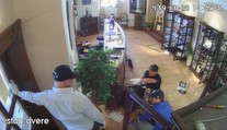Muži spoutali prodavačku a ukradli šperky. Policie žádá o pomoc