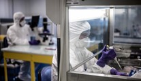 Čeští vědci vyvíjí speciální senzory na Covid-19. Tým vede slepá vědkyně