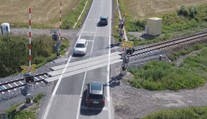 Řidiči si na novém přejezdu ničí auta. Firma ho opravila nedávno