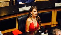 Vnadná politička šokovala volbou šatů, vyhrožují jí znásilněním
