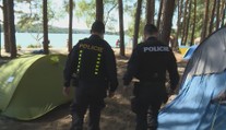 V letních kempech se množí krádeže. Pár u Máchova jezera měl nakrást 60 tisíc