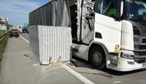 Kuriózní příčina kolony na Pražském okruhu: Silnici zablokoval 25tunový žulový blok