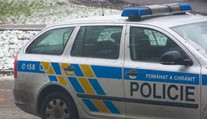Hlídka v Praze hledala polonahého muže. Poblíž tramvají objevila mrtvolu