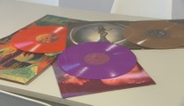 Vinylové desky jsou znovu v módě. Kupují je také mladí