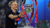 Krásný moment v Mnichově. Fanoušci PSG uctili zesnulou dceru kouče