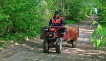 Seniora na traktůrku odmrštilo auto do příkopu, na místě zemřel