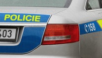 Ujížděl policistům a z auta vyskočil. Hlídka ho našla v chatce