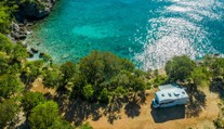 Turisty v Chorvatsku mate cedule u pláží. Nikdo na tohle nemá právo, tvrdí místní