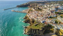 Horor v portugalském letovisku. Turistku měli na ulici znásilnit dva muži
