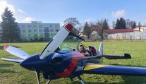 Třístovkou ve vzduchu a silné přetížení. Reportér Novy okusil akrobatické létání