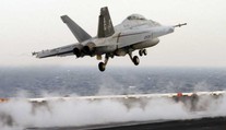 Americká F-18 se zřítila na britském venkově, pilot zahynul