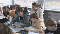 Vláda chce zákaz mobilů na základkách. Ať si to školy určí samy, tvrdí opozice