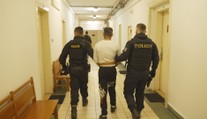 Napadení policisty, porušení zákazu řízení i krádeže. Muži hrozí 10leté vězení
