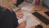 Platy ve veřejné správě zřejmě od září neporostou. Podle Stanjury nejsou peníze
