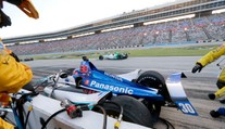 Děsivá nehoda na IndyCar: Závodník v boxech smetl mechanika