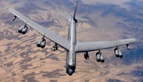 V Kalifornii havaroval americký jaderný bombardér. Zřítil se krátce po startu